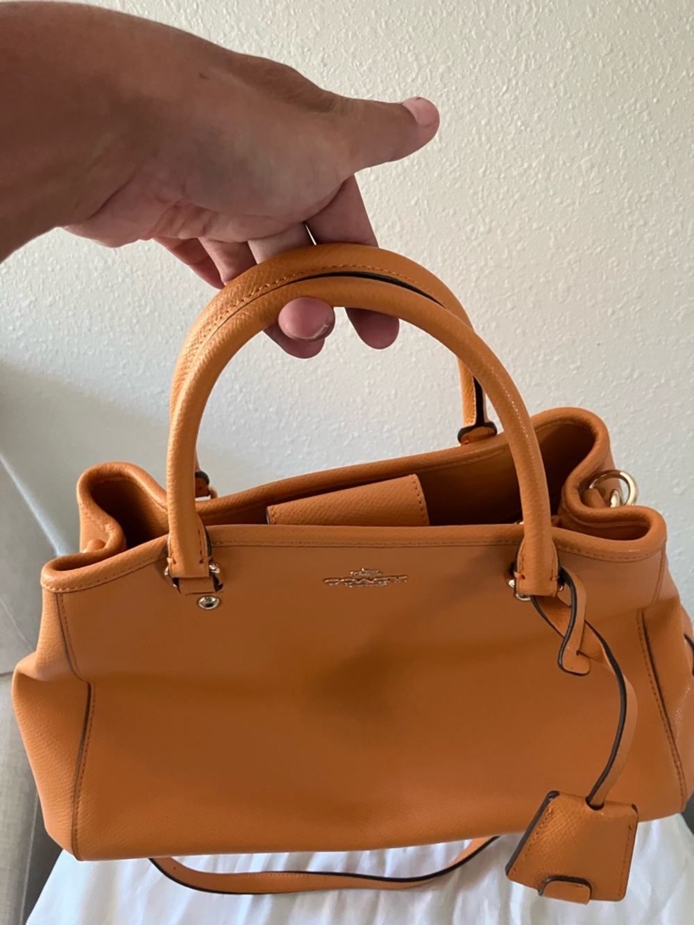 Coach Orange Leather Shoulder Bag with Gold Hardware Never used, in dust cover - Picture 6 of 7